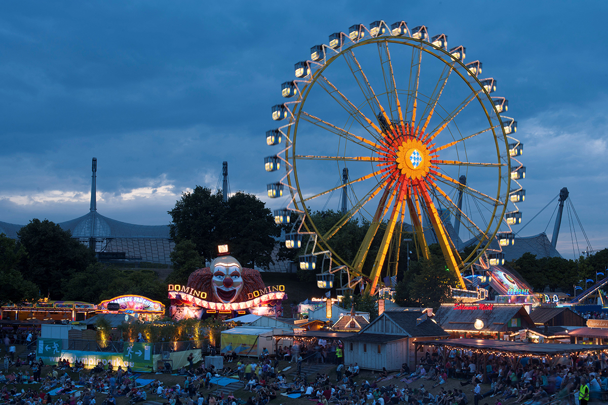 Neben dem Riesenrad dreht sich auf dem Sommerfestival im Olympiapark alles um Genuss, Vergnügen, Tradition und Wohlbefinden.